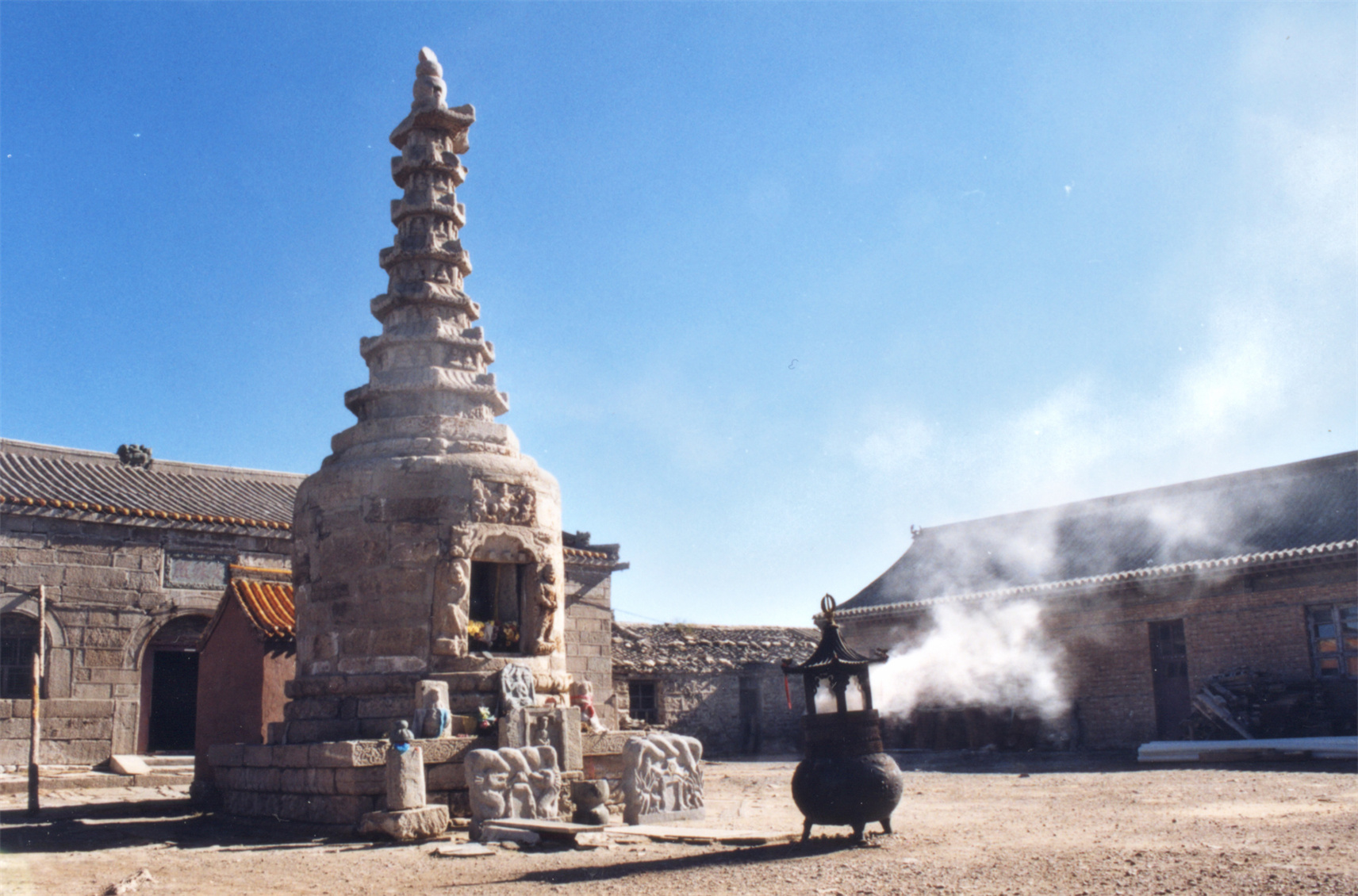 中台顶正殿前有石建舍利塔_副本